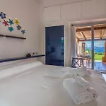 Apartament Guesthost - With Private Garden, Parking & Shared Pool! *