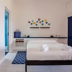 Guesthost - With Private Garden, Parking & Shared Pool! Apartament *