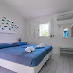 Guesthost - With Private Garden, Parking & Shared Pool! *