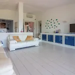 Guesthost - With Private Garden, Parking & Shared Pool! * אביאדורי