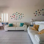 Guesthost - With Private Garden, Parking & Shared Pool! Apartament