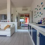 Apartament Guesthost - With Private Garden, Parking & Shared Pool! *