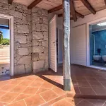 Guesthost - With Private Garden, Parking & Shared Pool! *