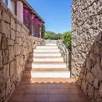 Apartament Guesthost - With Private Garden, Parking & Shared Pool!