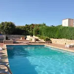 Guesthost - With Private Garden, Parking & Shared Pool!