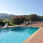 דירה Guesthost - With Private Garden, Parking & Shared Pool! אביאדורי