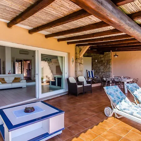 Guesthost - With Private Garden, Parking & Shared Pool! דירה *