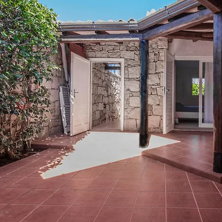 Apartment With Private Garden, Parking & Shared Pool! Abbiadori