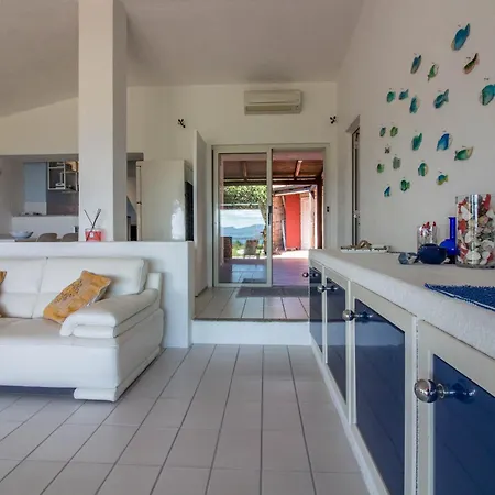 Apartment With Private Garden, Parking & Shared Pool! *
