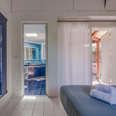 Guesthost - With Private Garden, Parking & Shared Pool! *