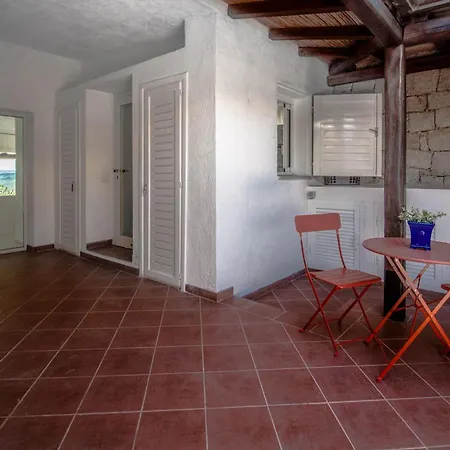 With Private Garden, Parking & Shared Pool! Apartment