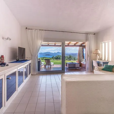 Apartment With Private Garden, Parking & Shared Pool! *