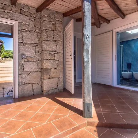 Guesthost - With Private Garden, Parking & Shared Pool! *