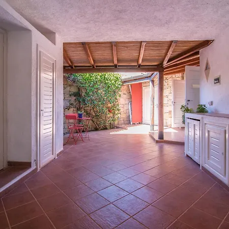 Apartment With Private Garden, Parking & Shared Pool! Abbiadori