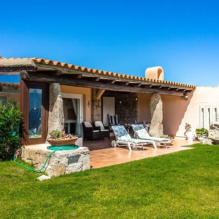 Apartment With Private Garden, Parking & Shared Pool! Abbiadori