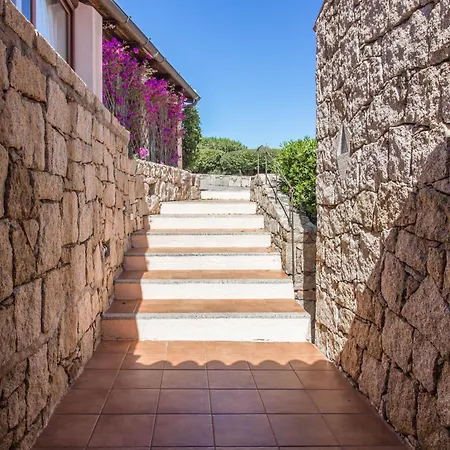 Apartment With Private Garden, Parking & Shared Pool!