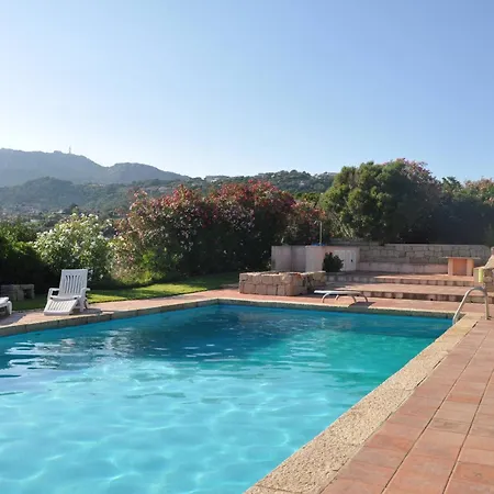 Apartment With Private Garden, Parking & Shared Pool! Abbiadori