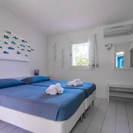 Guesthost - With Private Garden, Parking & Shared Pool! *