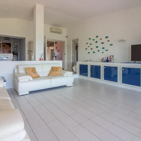 With Private Garden, Parking & Shared Pool! * Abbiadori