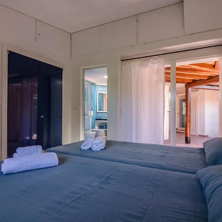 Guesthost - With Private Garden, Parking & Shared Pool! * Abbiadori