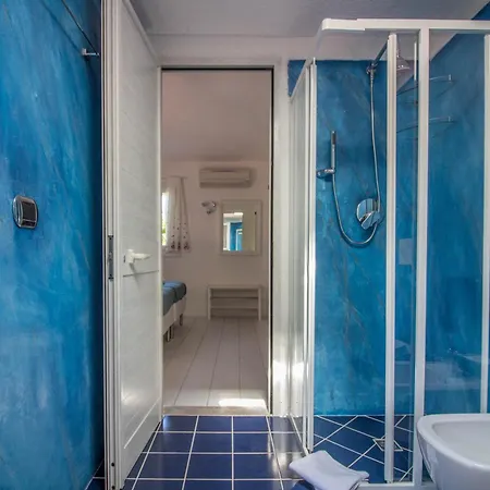 Guesthost - With Private Garden, Parking & Shared Pool! Апартаменты *